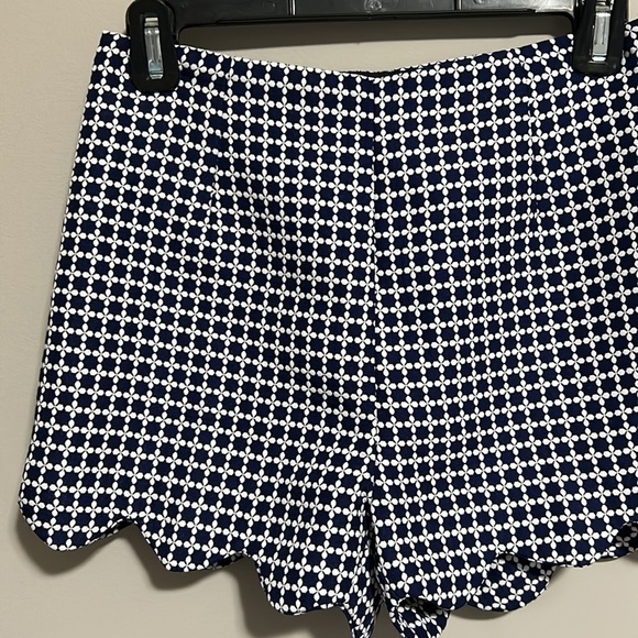 TUCKERNUCK ENGLISH FACTORY Navy Blue White Scalloped Hem Short Sz S - Picture 2 of 10